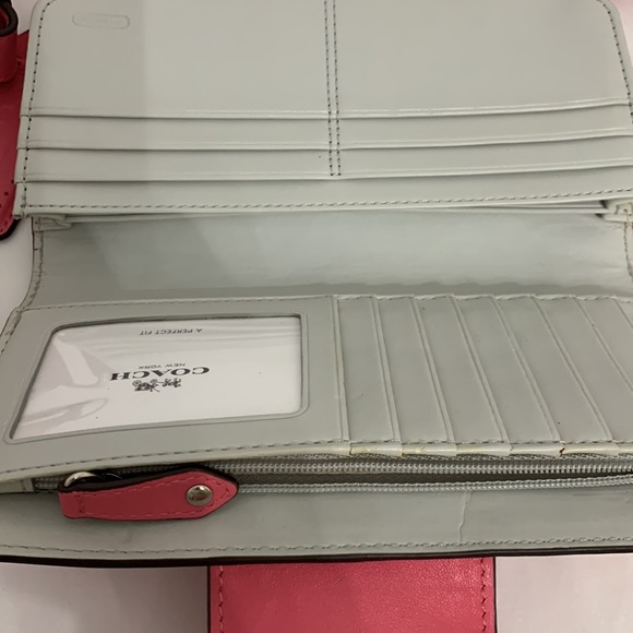 Coach bag with matching wallet and key chain. - Picture 2 of 10